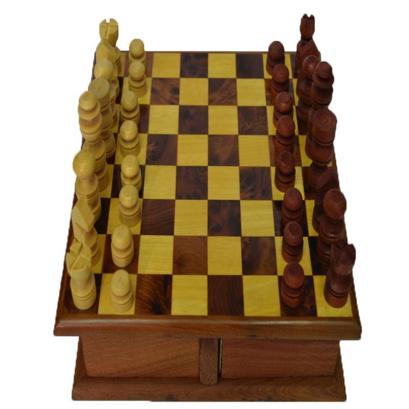لعبة الشطرنج من 4 أدراج